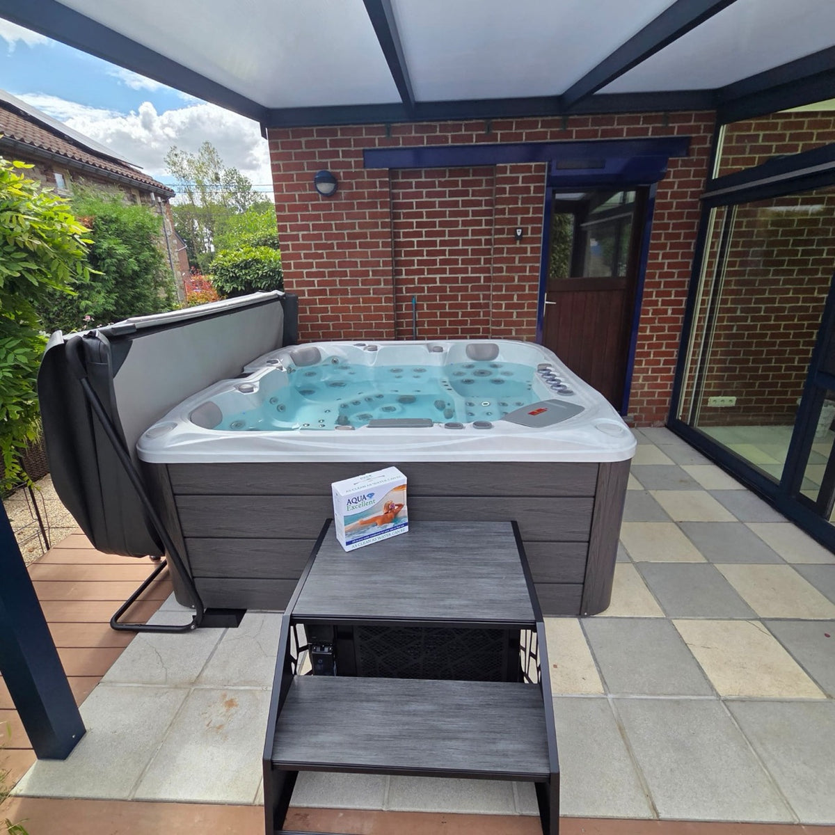 Vue de face d’un spa installé sous une pergola