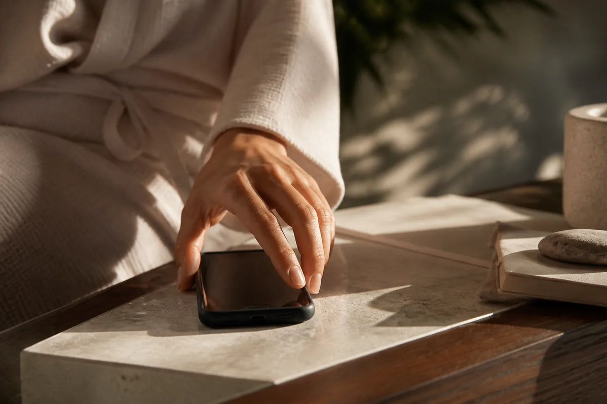 Nero 210X - Sauna intérieur 4-5 places dans une scène de calme mental avec un téléphone posé face contre table