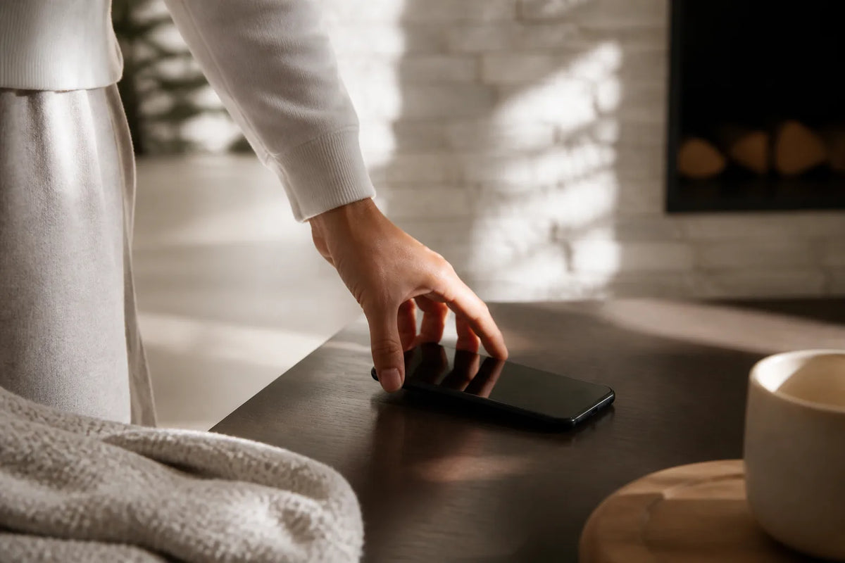 Nero 220 - Sauna intérieur 6 places dans une scène de calme mental avec un téléphone posé face contre table