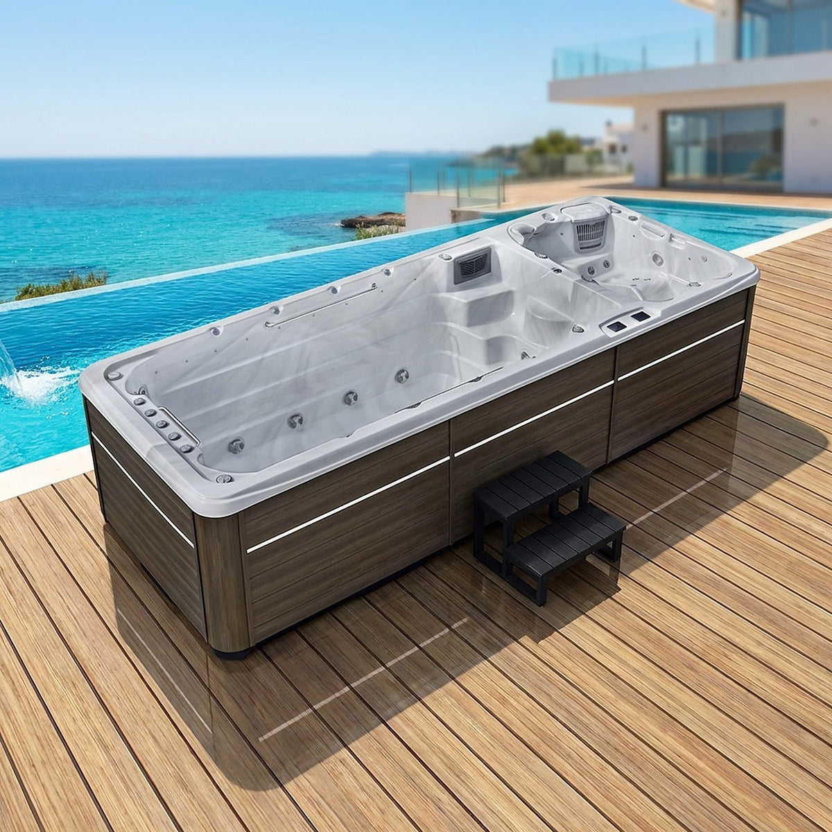 SwimFusion Silver Marble au bord d’une piscine, face à la mer